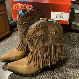 Dingo fringed cowgirl boots. gorgeous boots that have never been worn size 8.5
